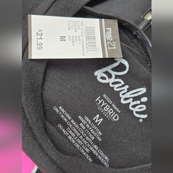 🎄 Barbie NWT graphic short sleeve t-shirt Medium Large black pink - Picture 16 of 17
